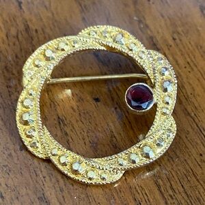 Gold and Red stone Brooch vintage pin 📌